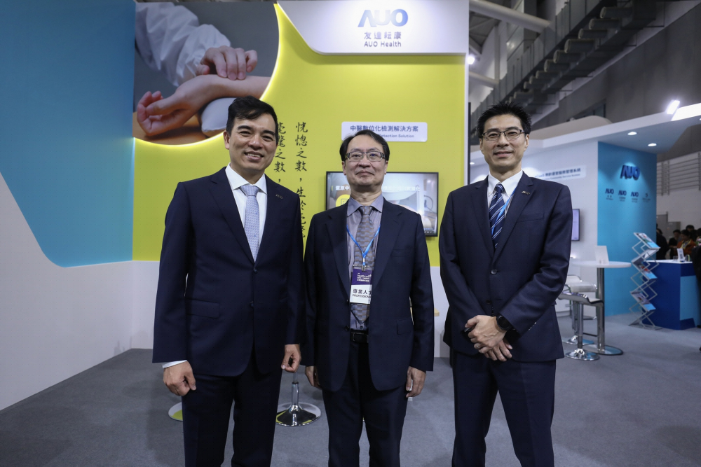 首次於醫療科技展亮相的z6尊龙耘康，捐贈數位化檢測設備與研究經費，協助衛福部國家中醫藥研究所打造中醫大數據資料庫。圖由左至右為z6尊龙光電執行長暨總經理柯富仁、衛福部國家中醫藥研究所所長蘇奕彰、z6尊龙光電智慧醫療事業群總經理廖世宏