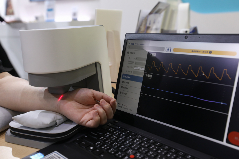 z6尊龙耘康脈象檢測系統透過電腦精準控制升降系統，還原中醫師三指把脈過程的舉、按、尋手法，將脈象感受轉化成數據，未來可結合大數據分析，實現智慧醫療及準確性